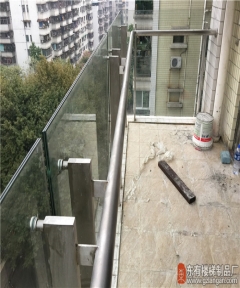 柏惠花園玻璃欄桿玻璃外掛不占空間